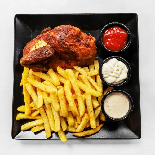 Halbes Hähnchen mit einer Beilage und einer Sauce nach Wahl