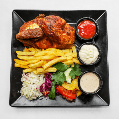 Halbes Hähnchen mit Salat, Beilage und einer Sauce nach Wahl