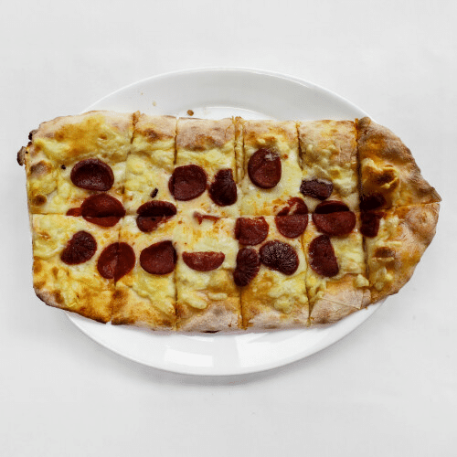 Pide mit Sucuk und Gouda