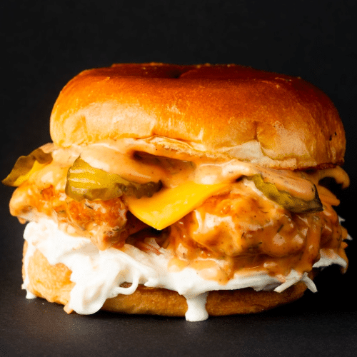 Tender Burger mit hausgemachten Soßen & frischem Krautsalat