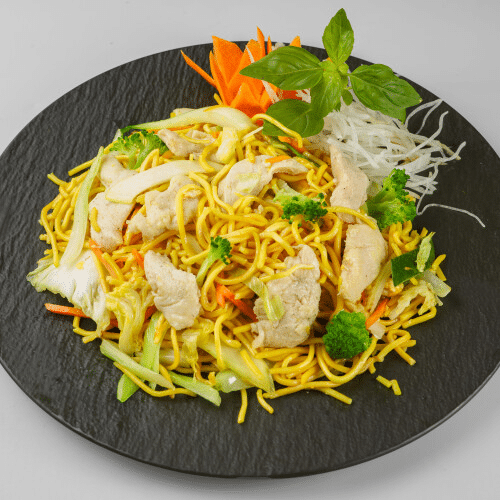 Gebratene Eiernudeln mit Hähnchenfleisch