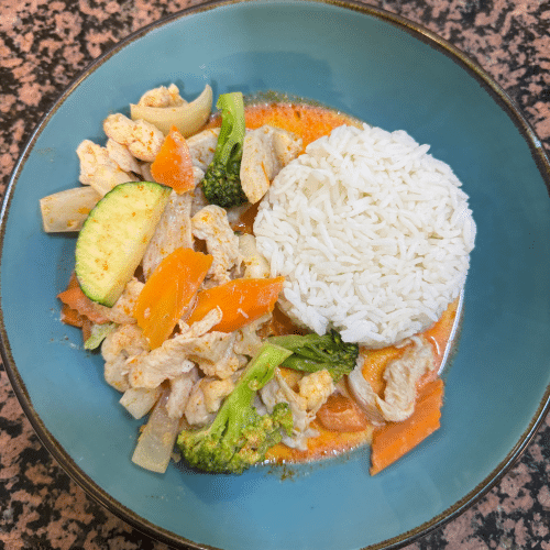 Hühnerfleisch rote Thai-Currysauce (leicht scharf)