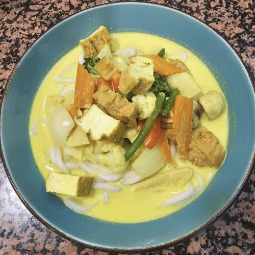 Udon mit gelber Currysauce (leicht scharf)