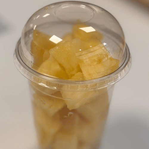 Ananas geschnitten im Becher