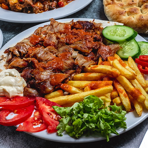 Döner Teller mit einer Beilage nach Wahl und Sauce