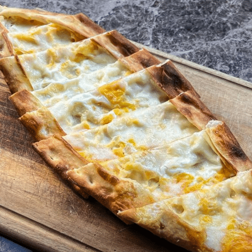 Pide mit Käse und Ei