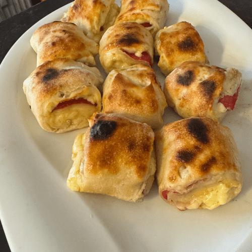Gefühllte Pizzabrötchen Käse