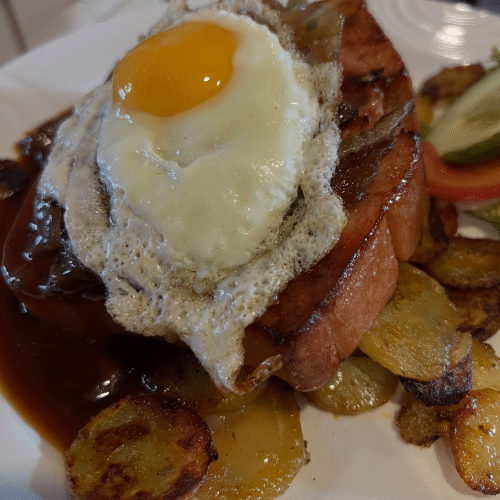 Fleischkäse mit Bratkartoffeln, Soße, Zwiebeln, Spiegelei