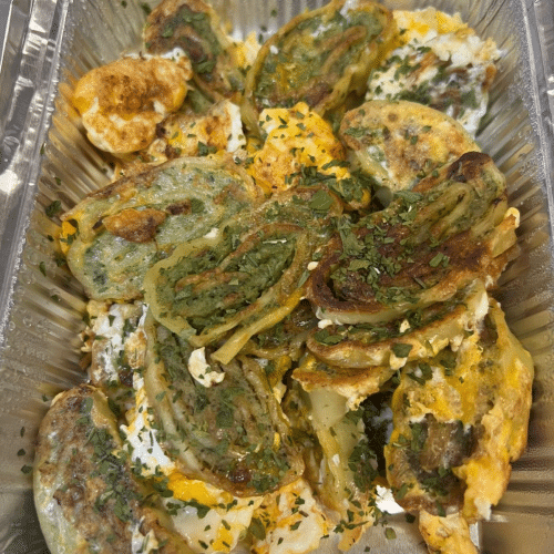 Gebratene Maultaschen mit Ei und einem kleinen Salat