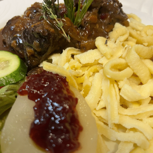 Hirschgulasch mit Haselnussspätzle, dazu Birne mit Preiselbeeren