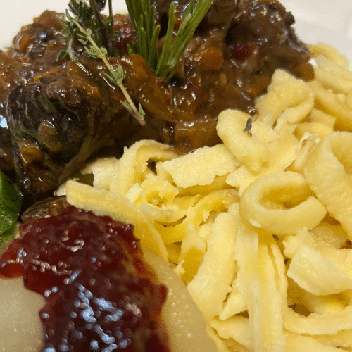 Hirschgulasch mit Haselnussspätzle, dazu Birne mit Preiselbeeren