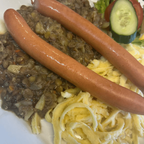 Linsen mit Spätzle und Seitenwürstchen