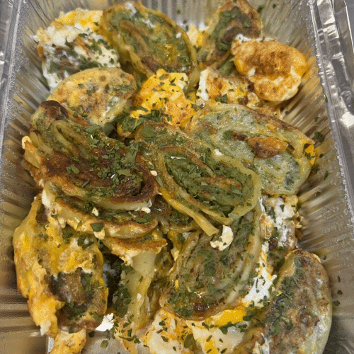 Maultaschen mit Salat gebraten mit Ei