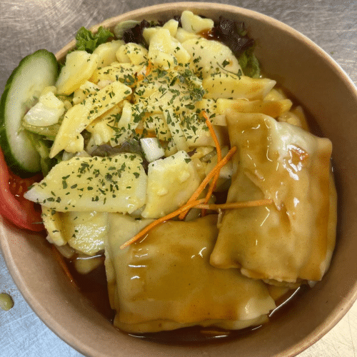 Maultaschen mit Salat in der Brühe gekocht ( dazu Bratensoße )