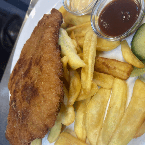 Paniertes Schweineschnitzel mit Pommes