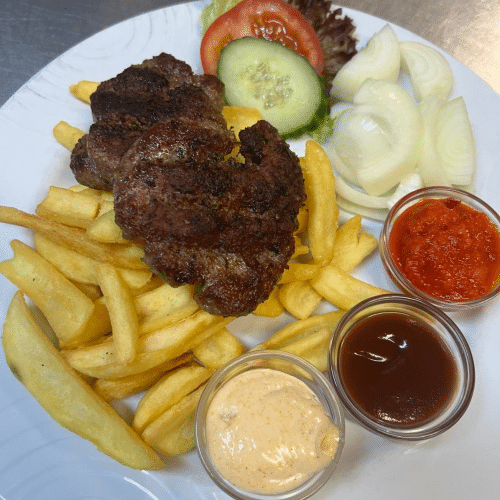 Pljeskavica mit Pommes, Zwiebeln und Ajvar