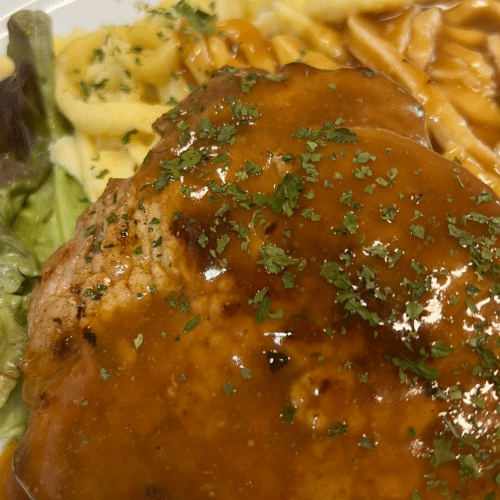 Rahmschnitzel in Rahmsauce mit Spätzle