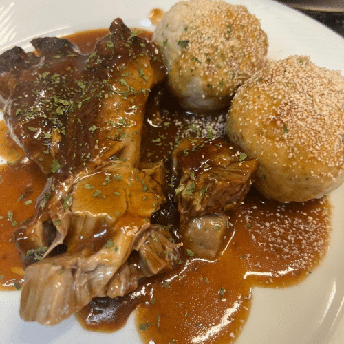 Schweinebraten mit Semmelknödel und beilagesalat