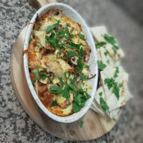 Überbackener Döner mit Weichkäse, scharfer Sauce und Sauce Hollandaise