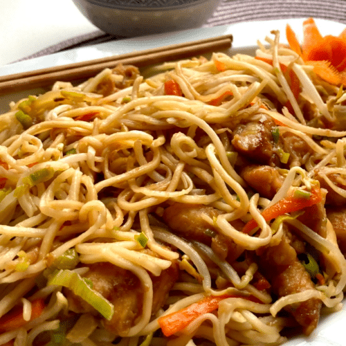 Gebratene Nudeln mit Hühnchen