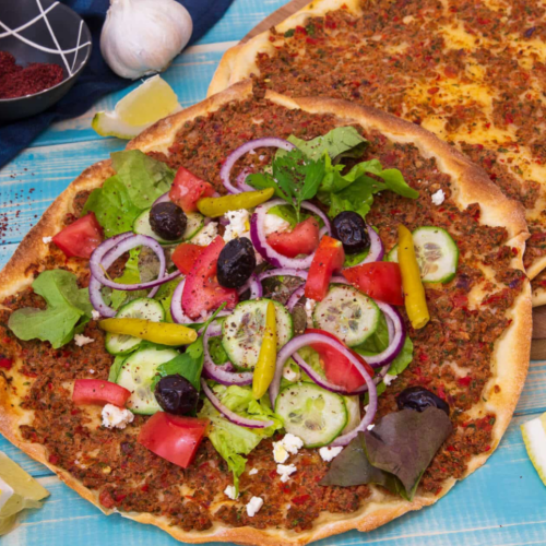 Türkische Pizza mit Salat