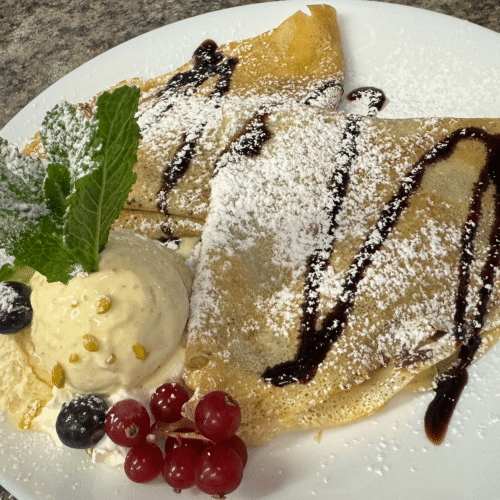 Pfannkuchen mit Nutella und Vanilleeis