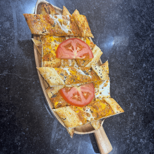 Pide mit Hackfleisch und Ei