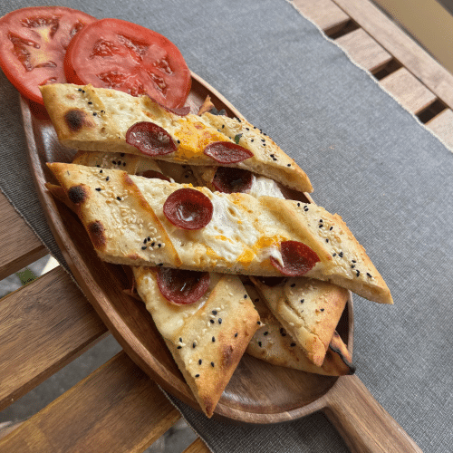 Pide mit Sucuk und Ei