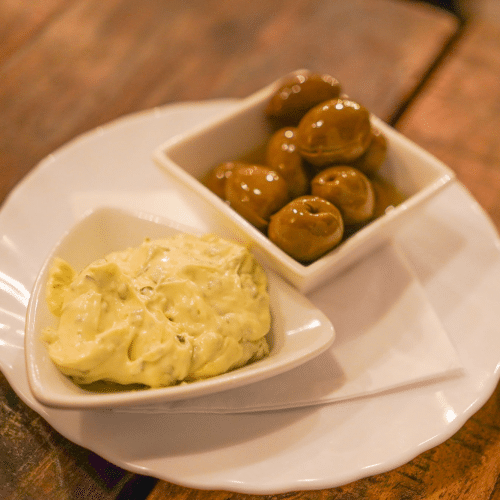 Oliven mit Knoblauch-Dip