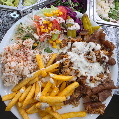 Drehspieß Teller mit Pommes frites, Drehspießfleisch und Sauce