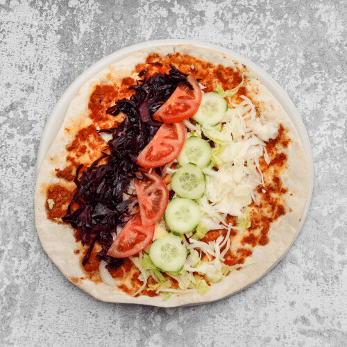 Lahmacun mit Salat und tzaziki