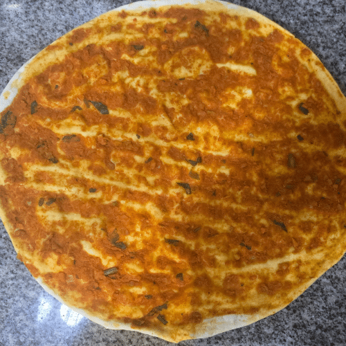 Lahmacun mit Salat und Dönerfleisch