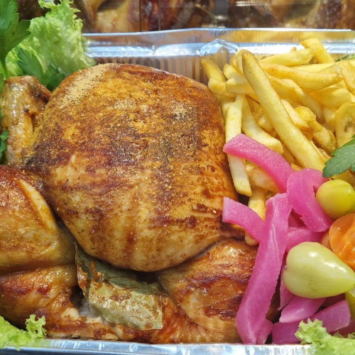 Gegrilltes Hähnchen mit Salat, Sauce und Beilage nach Wahl