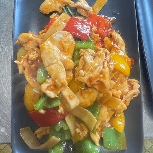 Hühnerfleisch mit Bambus, Paprika und Zwiebel (scharf)