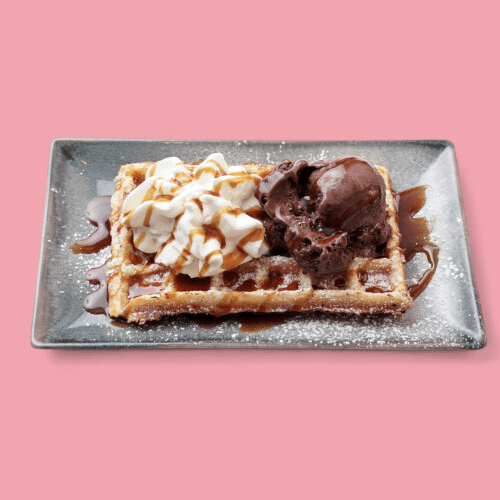 Waffel mit Eis, Sahne und Sauce