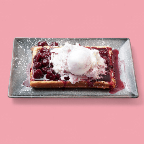 Waffel mit Eis und heißen Kirschen