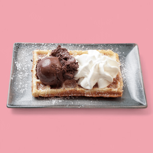Waffel mit Eis und Sahne