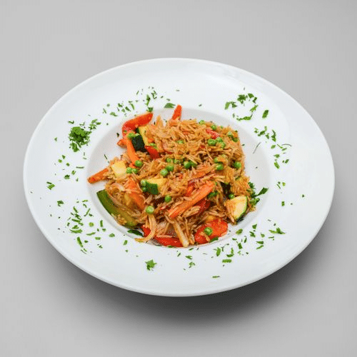 Gebratener Reis mit Schweinefleisch, Gemüse und Sojasauce