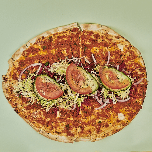 Türkische Pizza mit Salat und Sauce nach Wahl