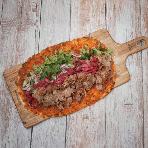 Türkische Pizza mit Dönerfleisch