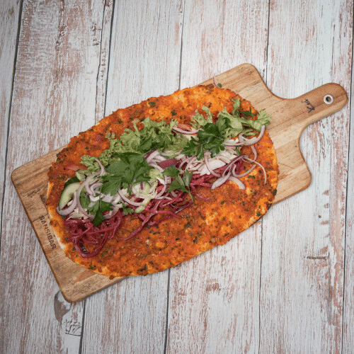 Türkische Pizza mit Salat und Sauce