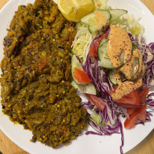 Gegrillte Auberginengericht