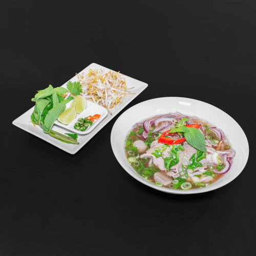 Pho - Reisbandnudelsuppe mit Rindfleischscheiben