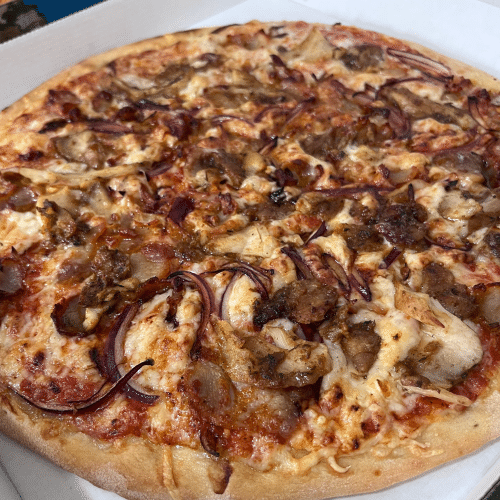 Döner Pizza mit Dönerfleisch und Zwiebeln