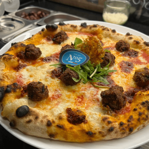 Pizza Nduja und polpette mit parmesanchip