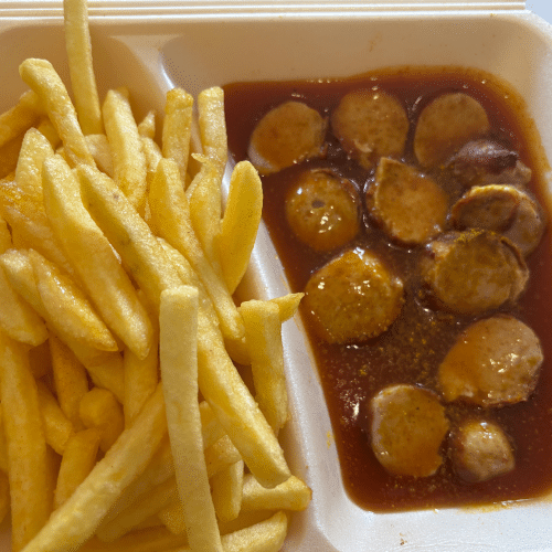 Currywurst mit Pommes