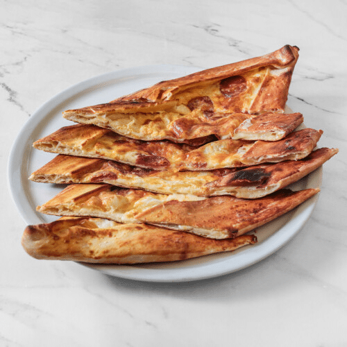 Pide mit Ei und Sucuk
