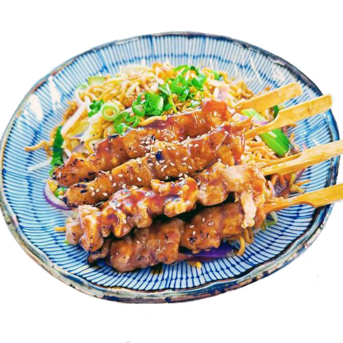 Gebratene Eiernudeln mit Yakitori-Spieße in Teriyakisauce