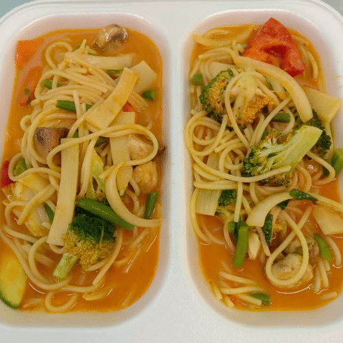 Nudeln in Red Curry und Erdnusssauce (leicht scharf)