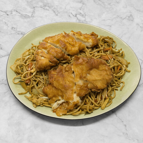 Bratnudeln mit gebackenem Hühnerfleisch